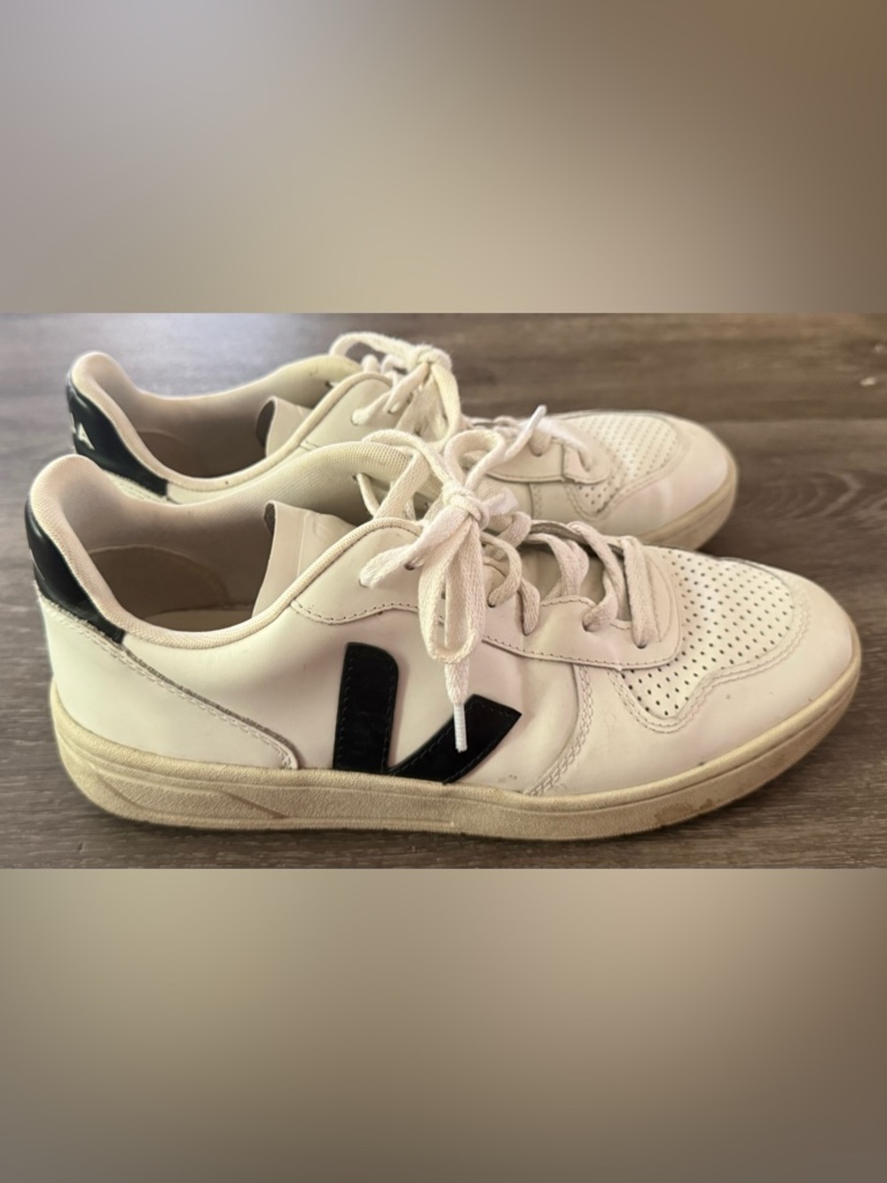 Womens VEJA Leather Sneakers with Black V Accent sz 10